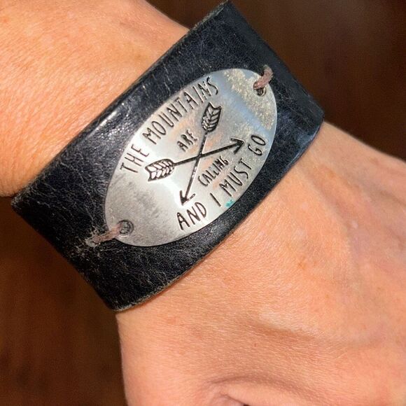 Artisan Leather cuff the mountains are calling and I must go bracelet black - Picture 5 of 5